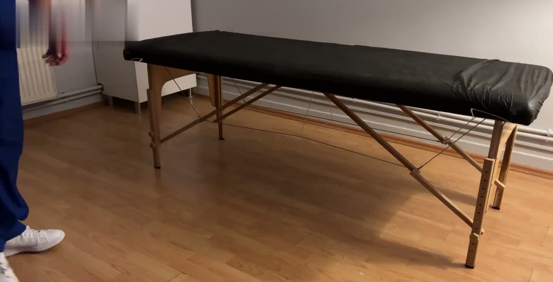 Hotwife Ada masaj yaparken masöz tarafından sikiliyor