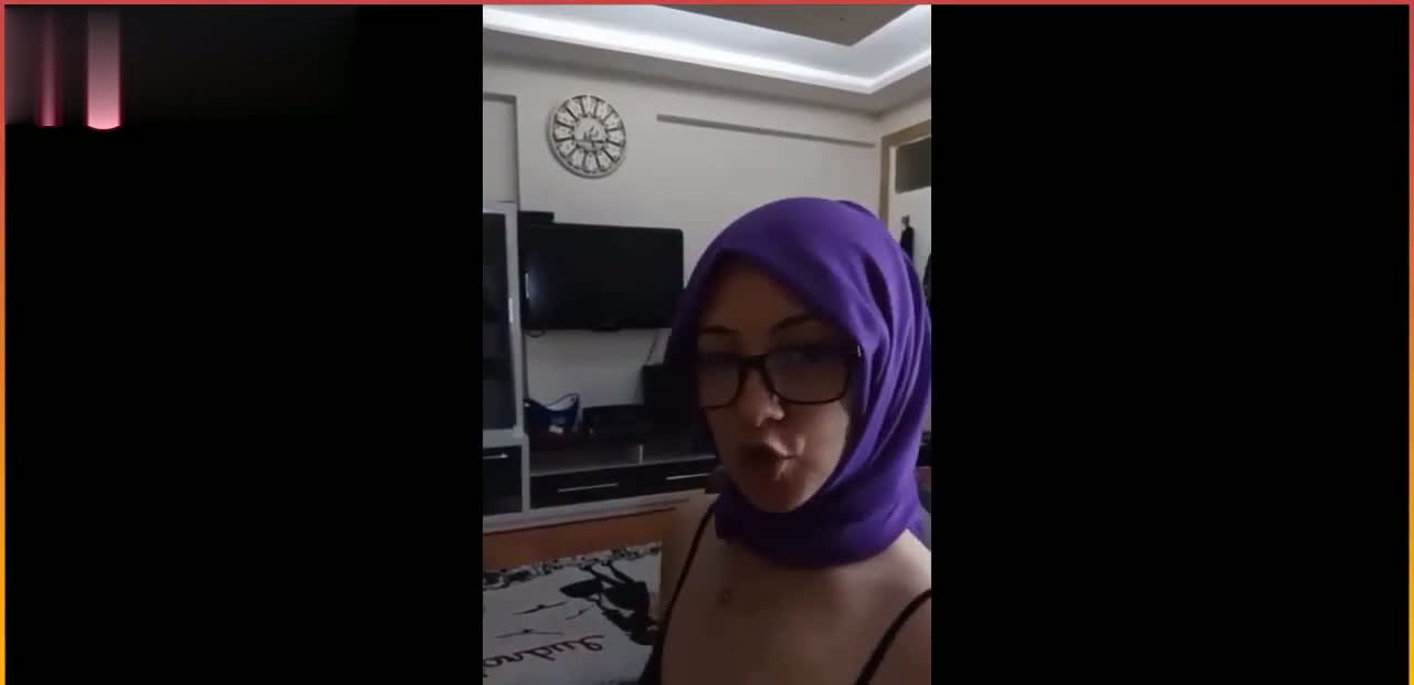 Türbanlı komşusunun ağzına ve yüzüne boşalıyor