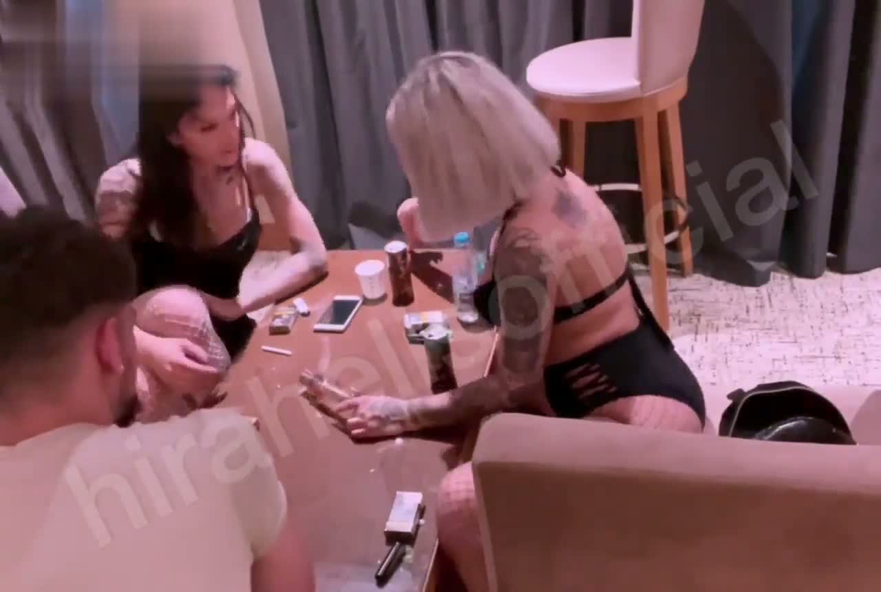 Damla Özden ve Hira Helis OnlyFans grup pornosunda