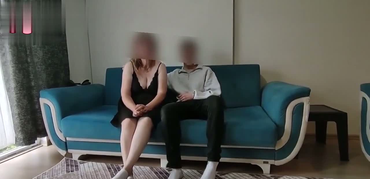 Beyaz tenli milf Nurten genç partnerini mutlu ediyor